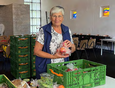 Bewoonster maakt voedselpakket