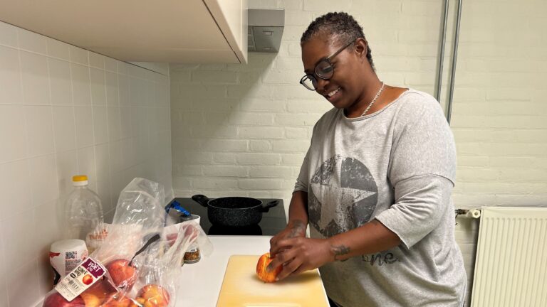 Marsha kookt in de keuken