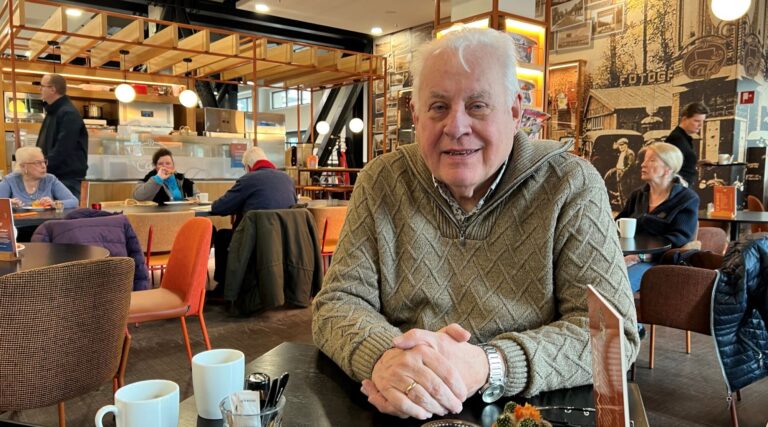 Kees van Leeuwen zittend aan een tafel