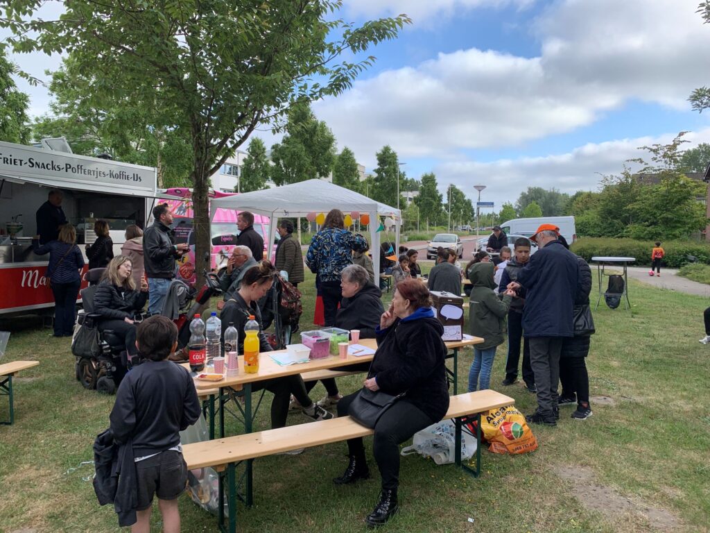 Dijkwater flat feest mensen aan picknicktafels